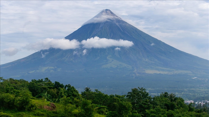 Volcanic earthquakes, tremors continue in northern Philippines