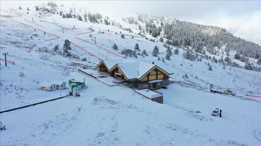Kayak merkezlerinde en fazla kar kalınlığı 210 santimetreyle Kartalkaya'da ölçüldü