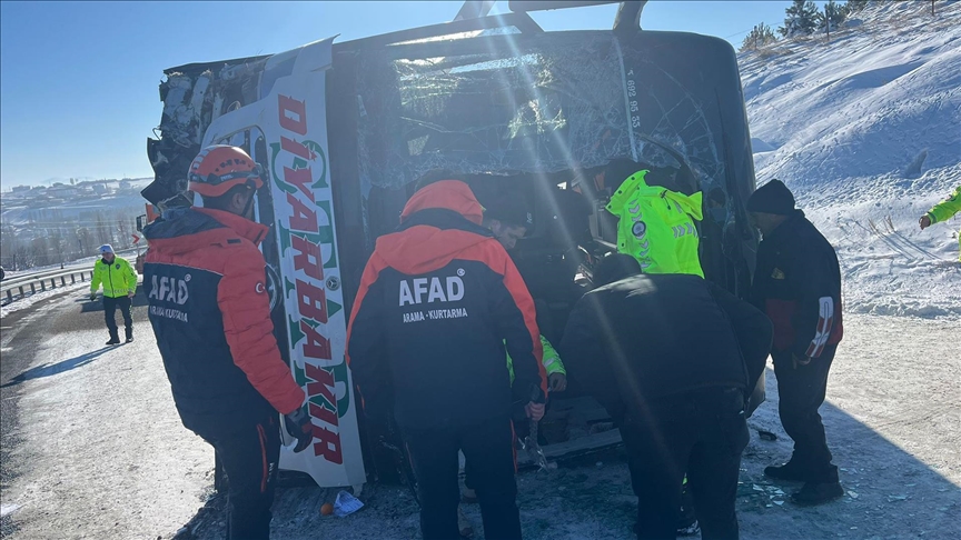 Kars'ta devrilen yolcu otobüsündeki 17 kişi yaralandı