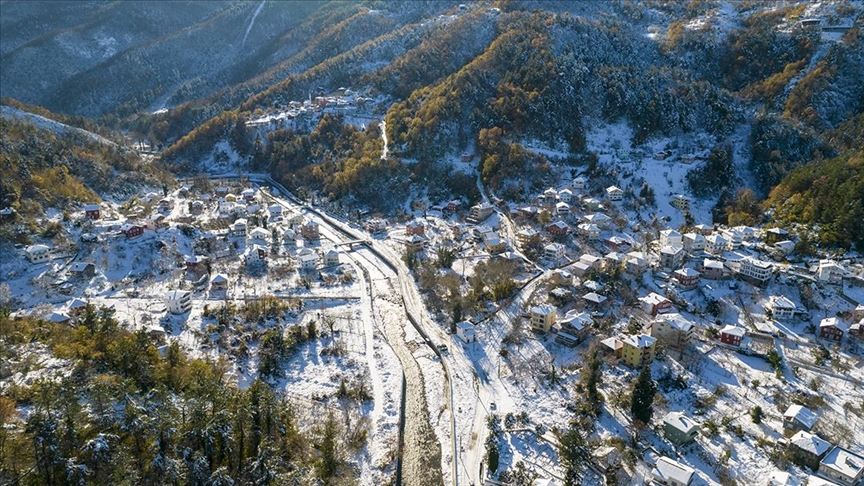 Karla buluşan Kastamonu'nun sahil şeridindeki eşsiz güzellikler dronla görüntülendi