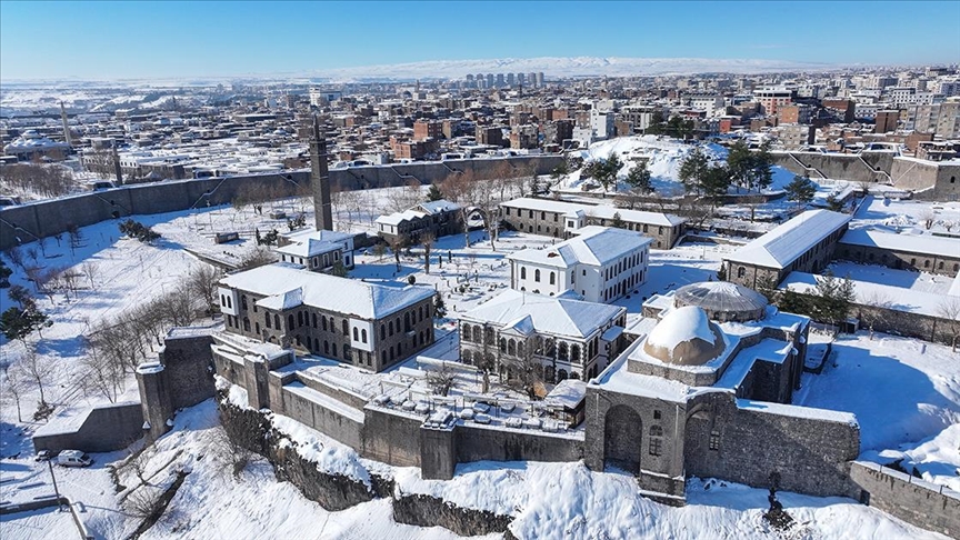 Diyarbakır'daki tarihi yapılar karla kaplandı