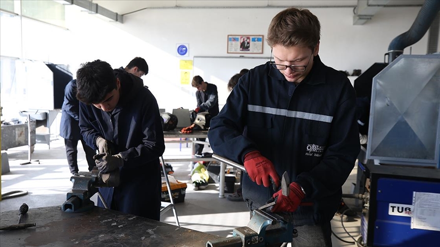 Bursa'da meslek liseliler atıl malzemeleri geri dönüşüme kazandırıyor