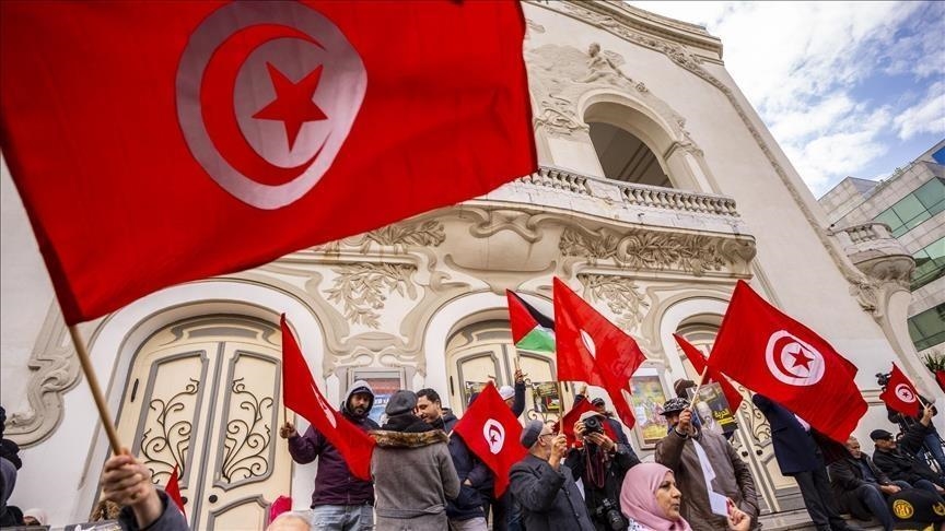 عشرات التونسيين يشاركون في وقفة لتأبين "أبو عبيدة"