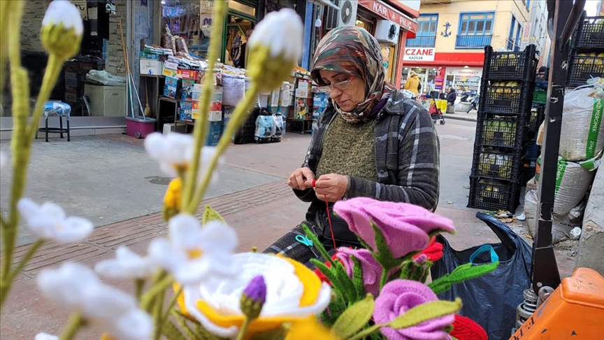 Örgü iplerini "solmayan çiçeklere" dönüştürüyor