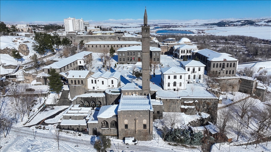 Avahiyên dîrokî yên li Diyarbekirê di nava berfê da man