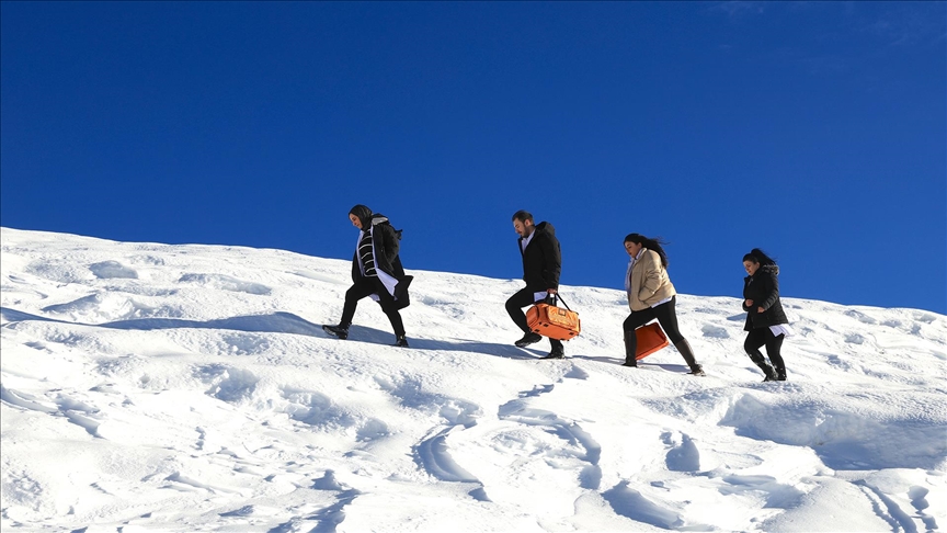 Hakkari'de sağlıkçılar erken teşhis için kar kış demeden yollarda