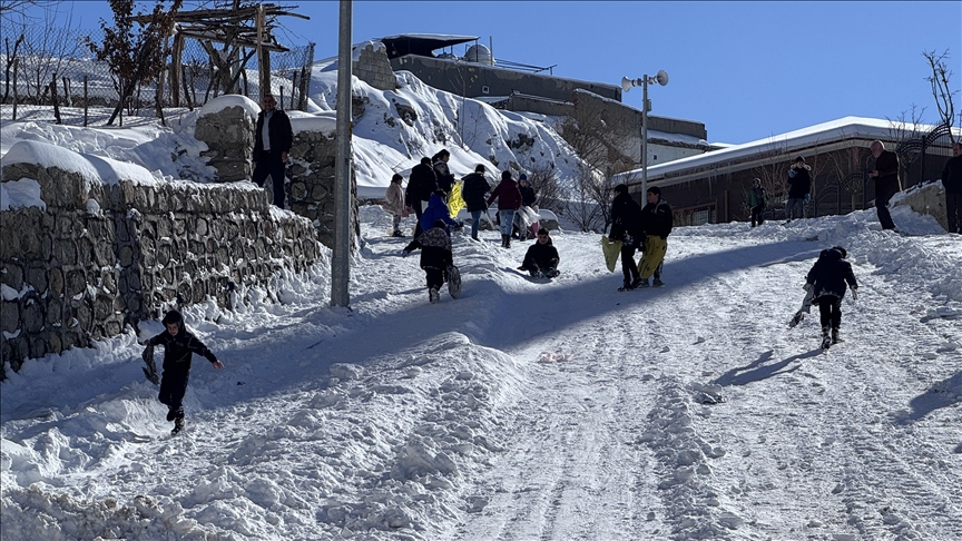 Şırnak'ta çocuklar kar keyfini poşet ve tepsilerle kayarak çıkardı