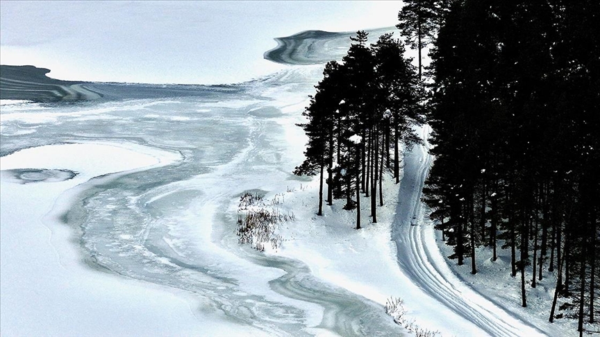 Düzce'deki Topuk Yaylası Göleti'nin yüzeyi buz tuttu