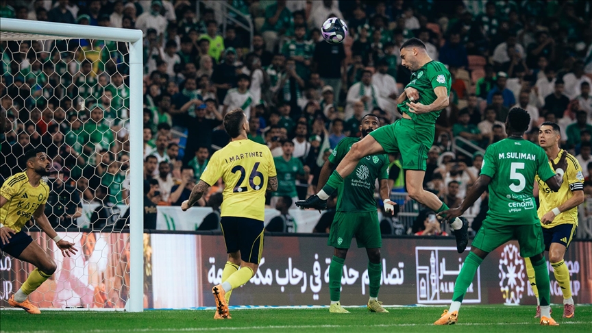 قدم.. الأهلي يحسم لقاء "الكلاسيكو" أمام النصر بالدوري السعودي