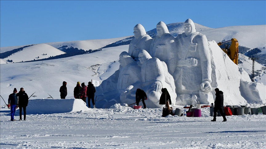 Skulpturat nga bora përkujtojnë përvjetorin e Betejës së Sarikamishit në Turqinë lindore