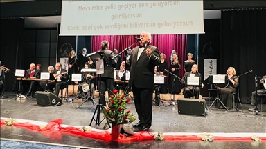 Müziğin birleştirici gücünde buluşan farklı mesleklerden emekliler kulakların pasını siliyor