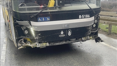 İstanbul'da bariyere çarpan İETT otobüsündeki 2 yolcu yaralandı