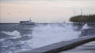 Şiddetli lodos İstanbul'da hayatı olumsuz etkiliyor