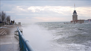 İstanbul'da etkisini sürdüren şiddetli lodos hayatı olumsuz etkiliyor