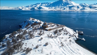 Ishulli Akdamar, i mbuluar nga bora mirëpret vizitorët