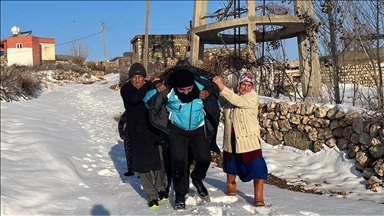 Mardin'de sağlık personeli, 84 yaşındaki hastayı ambulansa kadar sırtında taşıdı