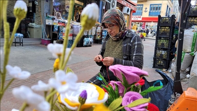 Örgü iplerini "solmayan çiçeklere" dönüştürüyor