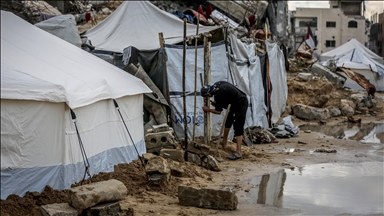 Shirat e rrëmbyeshëm përmbytin tendat në Gaza, thellojnë krizën humanitare