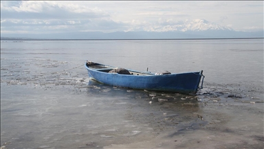 Konya'da Beyşehir Gölü'nün yüzeyinin bir kısmı buz tuttu