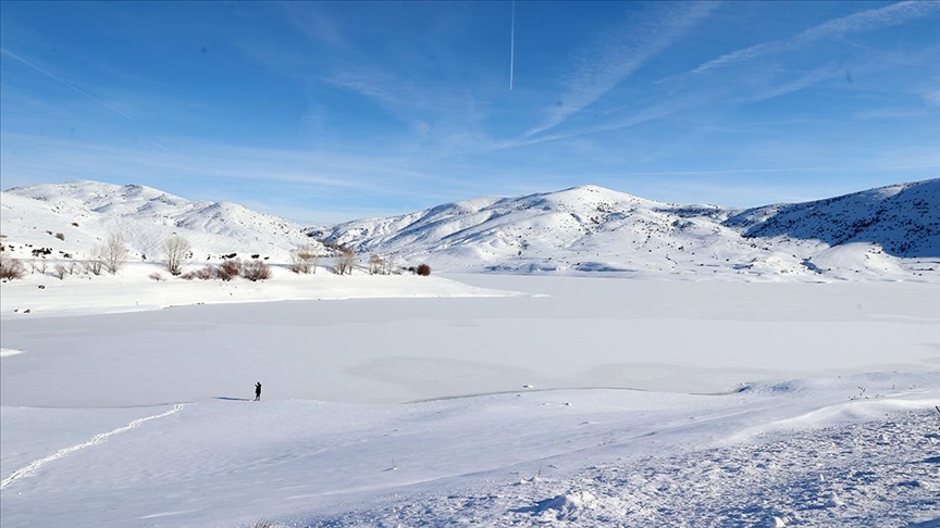 Sivas'ta Yıldız Göleti'nin yüzeyi buz tuttu