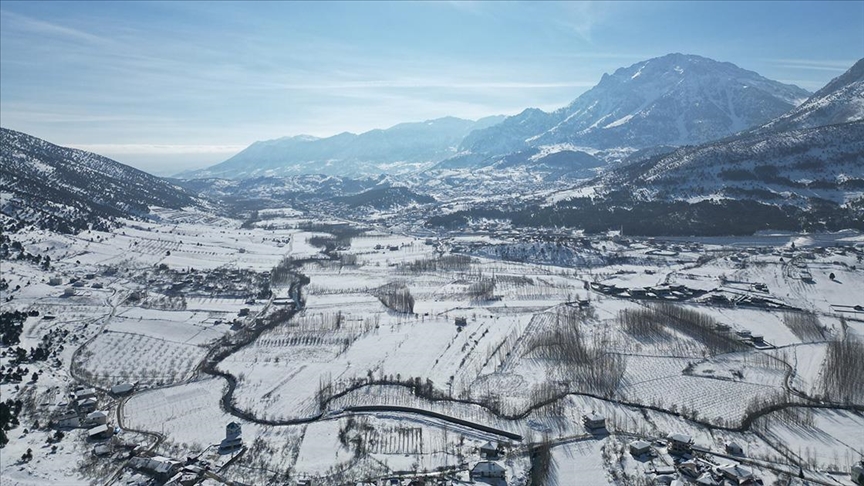Kahramanmaraş'taki Yeşilgöz Gölü'nde kış manzarası havadan görüntülendi