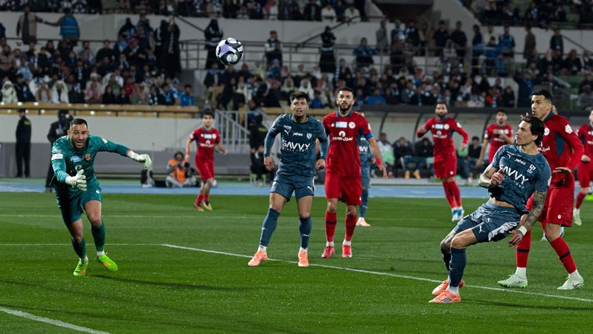 قدم.. الهلال ينتزع من النصر صدارة الدوري السعودي