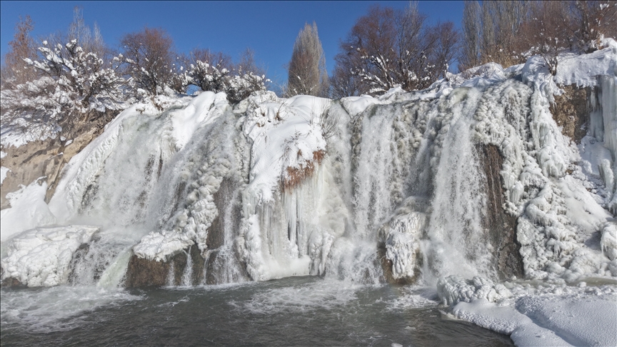 Qismekî Şelaleya Muradiyeyê di sir û sermayê da qerimî