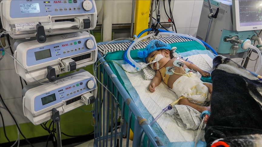 "بين الحياة والموت".. الرضيعة ميس تدفع ثمن الحصار الإسرائيلي لغزة