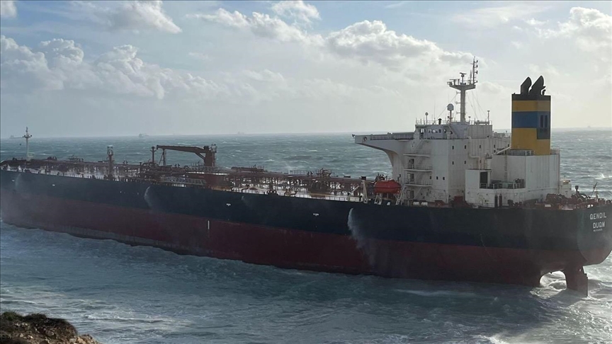 Bozcaada'da boş ham petrol tankeri fırtına nedeniyle karaya oturdu