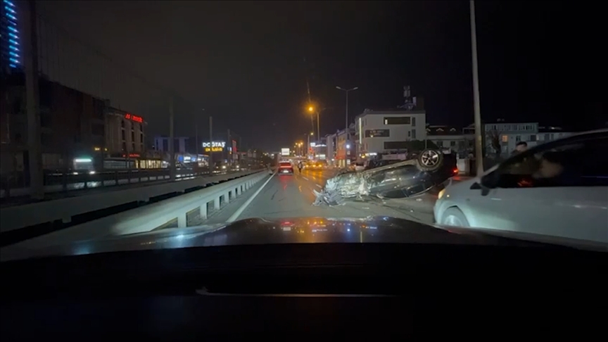Avcılar'da otomobilin 3 araca çarpıp ters dönmesi araç kamerasınca kaydedildi