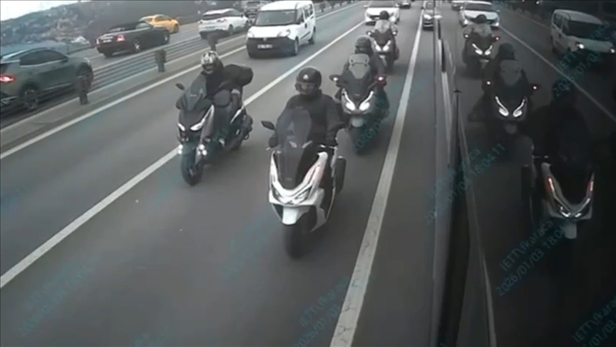 İstanbul'da rüzgarda köprüde ilerlemekte zorlanan motosiklet sürücülerine metrobüsler siper oldu