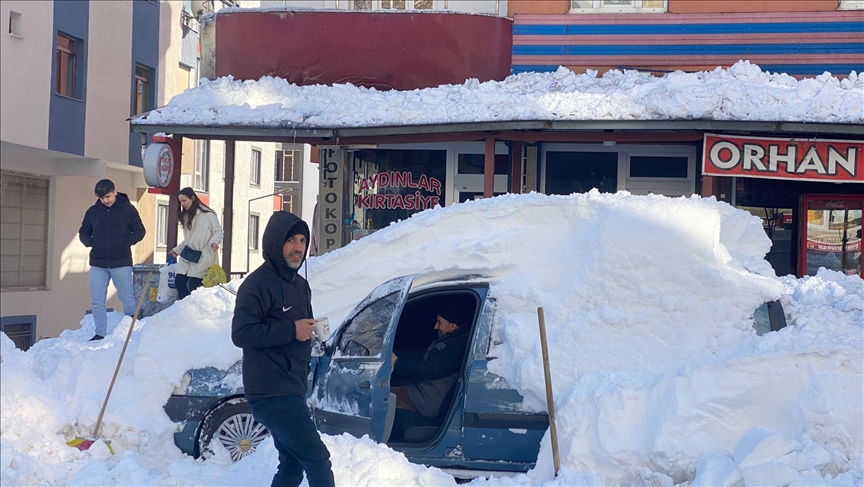 Li Bidlîsê welatiyan wesayîtên xwe yên di binê berfê da mane, bi zehmetî derxistin