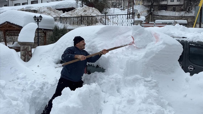 Küreliler kar altında kaybolan araçlarını çıkarmak için çaba harcıyor