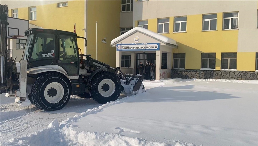 Li Agiriyê rêyên dibistan û saziyên kamuyê yên ku berfê girtine tên vekirin