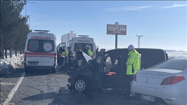 Li Diyarbekirê 2 wesayît li hev qelibîn, 12 kes birîndar bûn