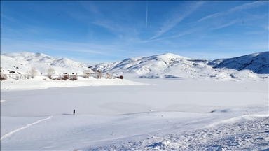 Sivas'ta Yıldız Göleti'nin yüzeyi buz tuttu
