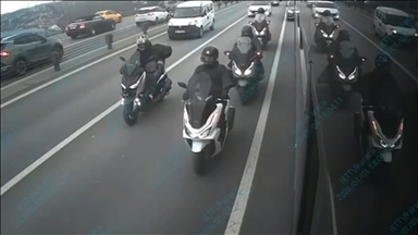 İstanbul'da rüzgarda köprüde ilerlemekte zorlanan motosiklet sürücülerine metrobüsler siper oldu