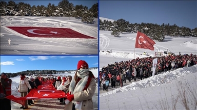 Tirkiye bi temaya "Li Ser Vê Axê Şopa Te Heye" va li Sarîqamişê ji bo şehîdan meşiya