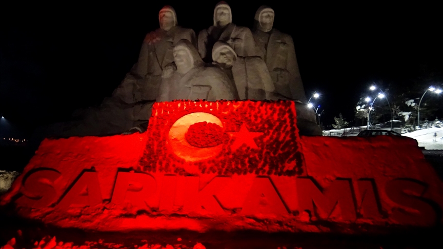 Li Qersê ji bo bibîranîna şehîdên Sariqamîşê peykerên berfîn ên ronîkirî