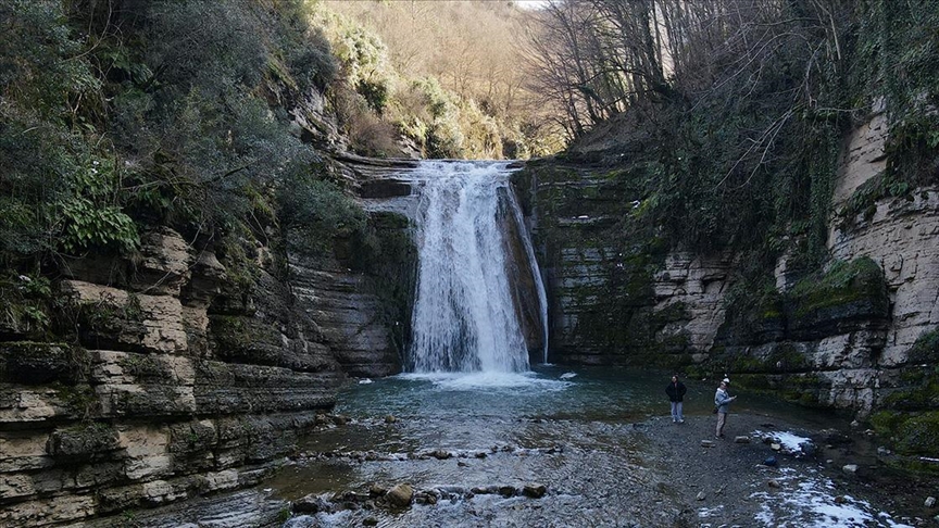 Gölalan Şelalesi kışın da ziyaretçi ağırlıyor