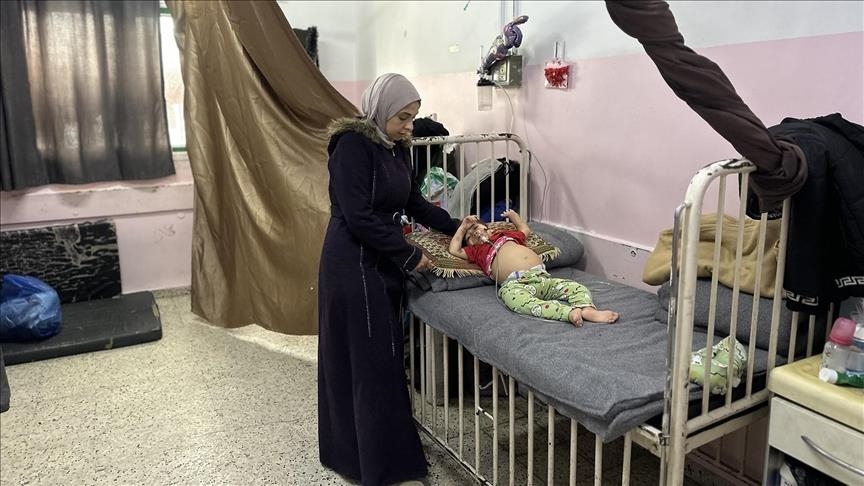 على أسرّة المرض.. طفولة تخوض معركة بقاء في غزة 