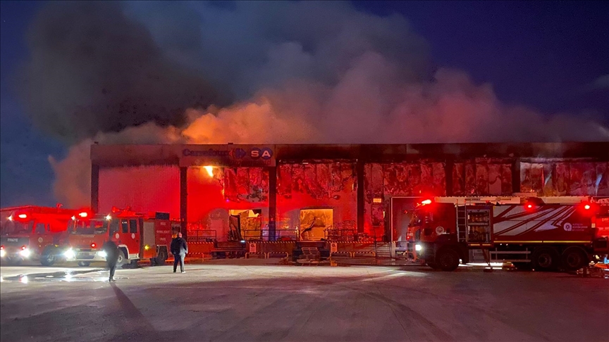 Antalya'da soğuk hava deposunda çıkan yangına müdahale ediliyor 
