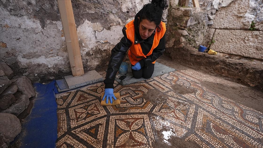 Smyrna'da kem gözlere karşı "Süleyman düğümü" motifli mozaikli oda keşfedildi