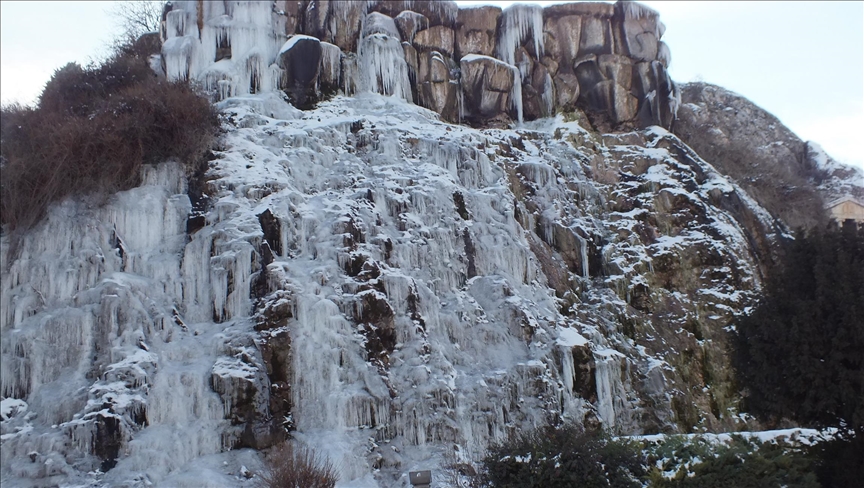 Tokat'ta yapay şelale buz tuttu