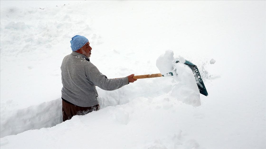 Kar kalınlığının bir metreyi aştığı dağ köylerinde vatandaşlar kürekle mesaide