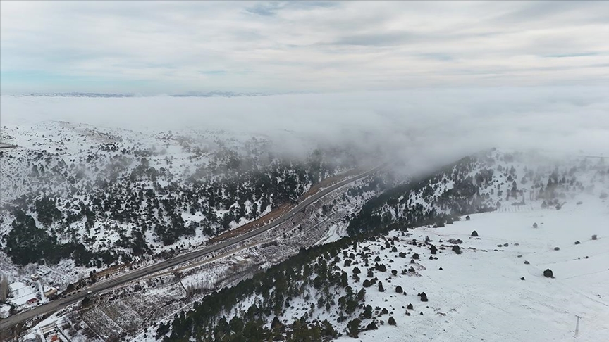 Sertavul Geçidi'ndeki kar ve sis havadan görüntülendi