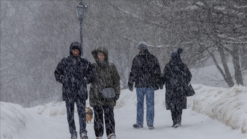 France / Neige-verglas : plus de 900 km de bouchons en Île-de-France, réseau de bus de la RATP interrompu