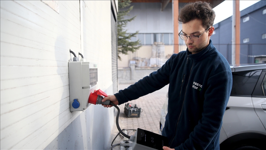 Bilim kurgu dizisinden etkilenen genç mühendis, yapay zekalı araç şarj ünitesi geliştirdi
