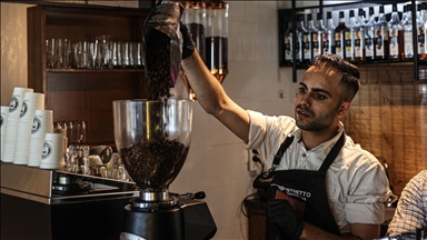 France : Macron plaide pour l’inscription des bistrots au patrimoine de l’Unesco et une ouverture encadrée le 1er Mai