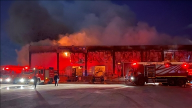 Antalya'da soğuk hava deposunda çıkan yangına müdahale ediliyor 
